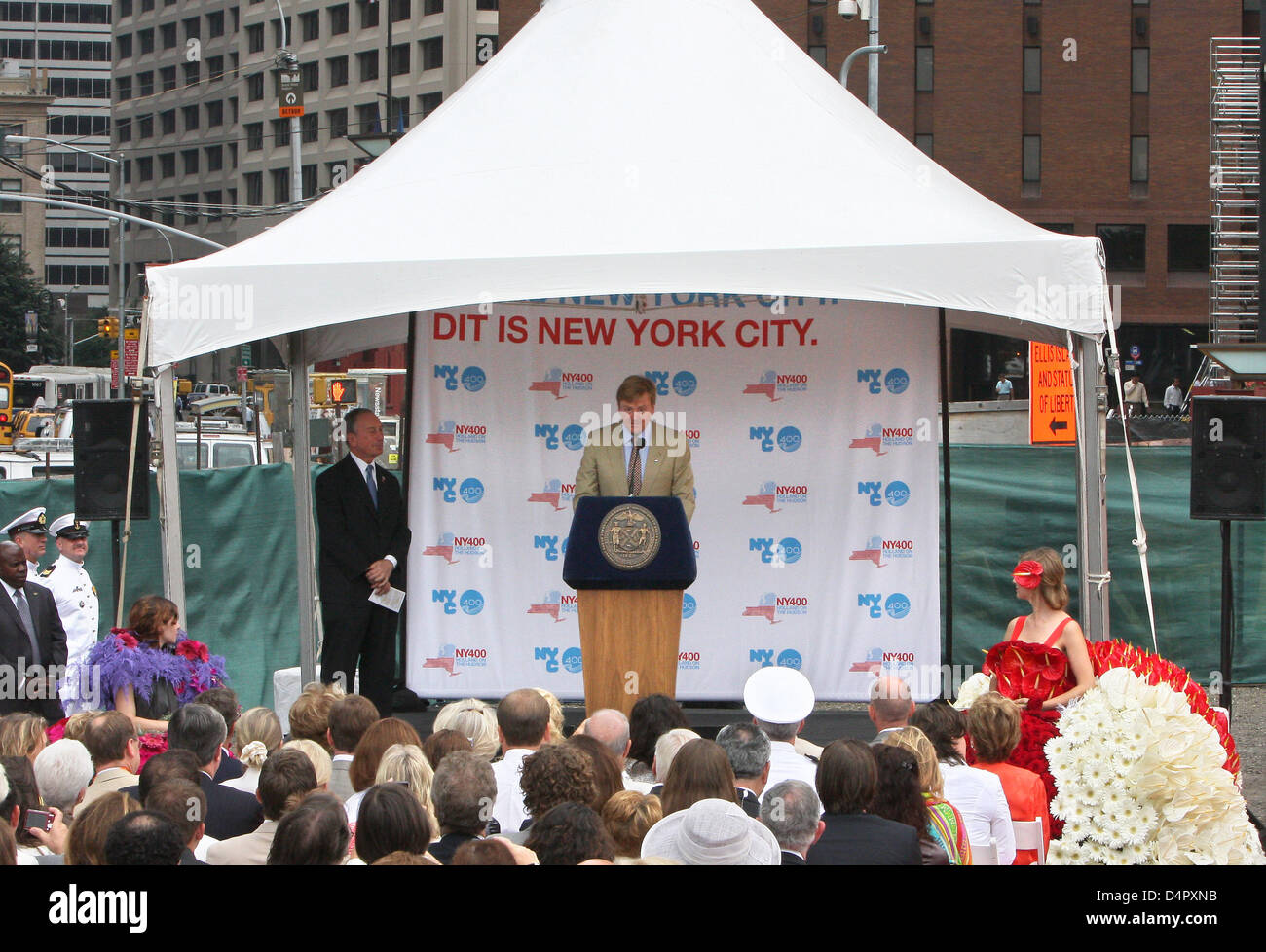 Crown Prince Willem-Alexander (C) der Niederlande und Michael Bloomberg (L), Bürgermeister der Stadt New York, öffnen die New Amsterdam Pavillion Peter Minuit Plaza nach einem Besuch in das Schiff? Halbieren Sie Maen? am Battery Park in New York, USA, 9. September 2009. Dort das niederländische Kronprinzenpaar erhielt Informationen über ein Studium in dem vier Holländer und acht amerikanische s Stockfoto