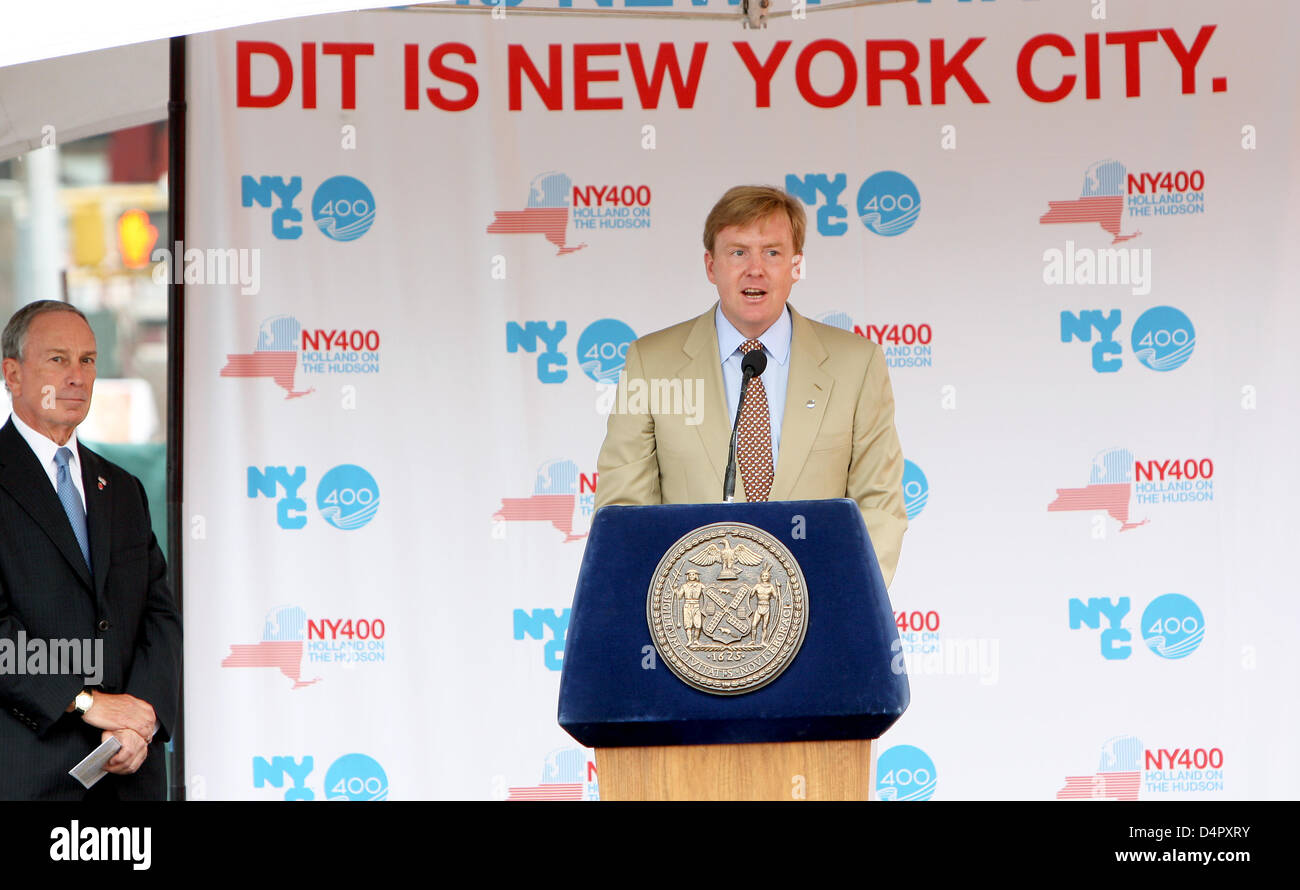 Kronprinz Willem-Alexander von der Netherlands (R) und Michael Bloomberg, Bürgermeister der Stadt New York, New Amsterdam-Pavillion im Peter Minuit Plaza öffnen nach einem Besuch in das Schiff? Halbieren Sie Maen? am Battery Park in New York, USA, 9. September 2009. Dort das niederländische Kronprinzenpaar erhielt Informationen über ein Studium in dem vier Holländer und acht amerikanische Schoo Stockfoto