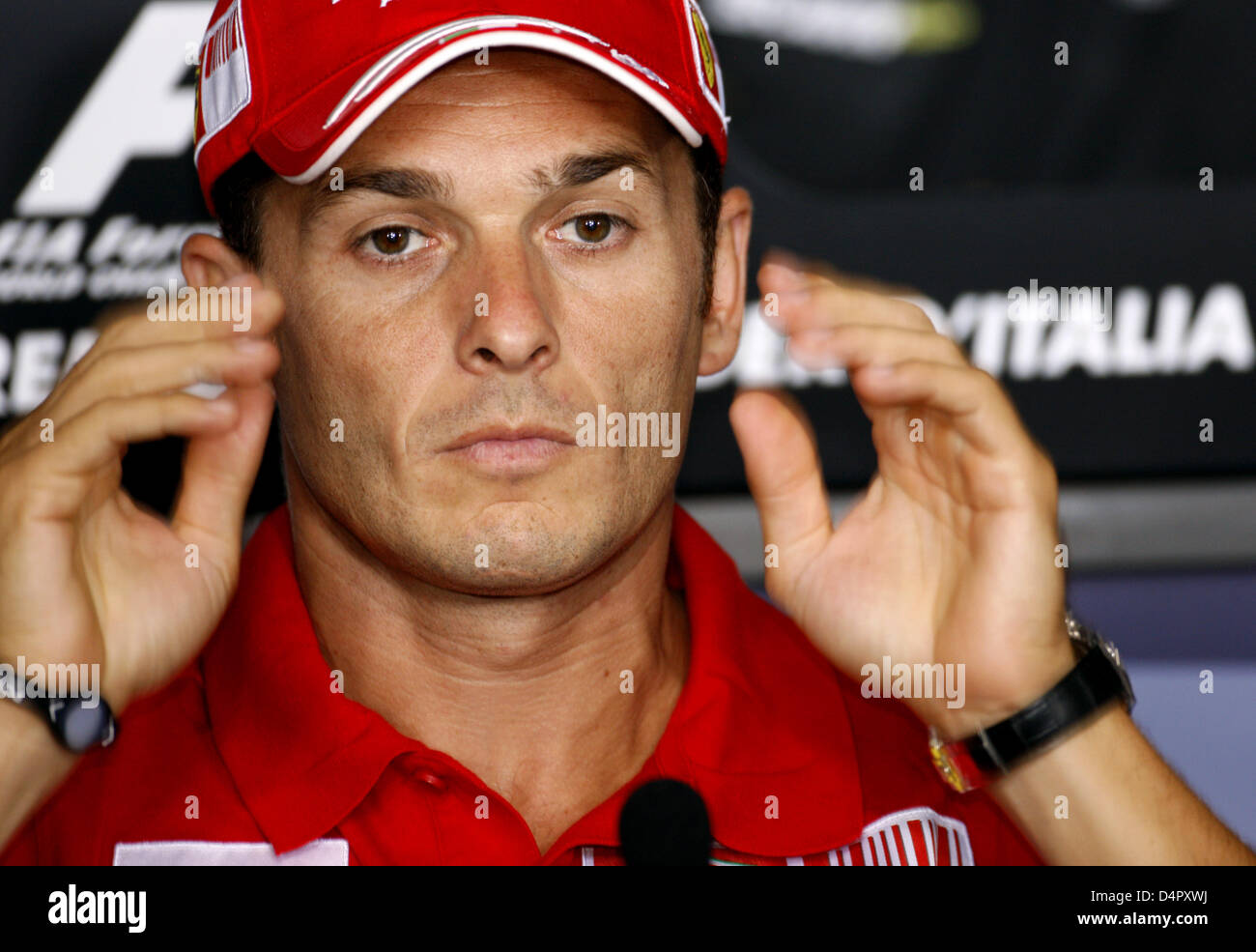 Italienischer Formel-1-Fahrer Giancarlo Fisichella Scuderia Ferrari Gesten während einer FIA-Pressekonferenz im Parco di Monza-Rennstrecke in Monza, Italien, 10. September 2009. Die Formel 1 Grand Prix von Italien findet am 13. September 2009 statt. Foto: Jens Büttner Stockfoto