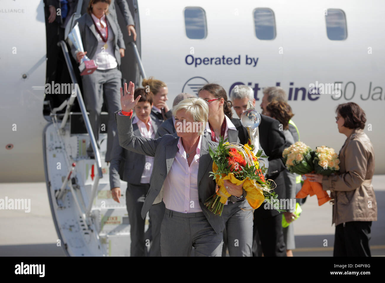 Deutschland? s Cheftrainer Silvia Neid (C) und ihre Spieler kommen am Flughafen in Frankfurt Main, Deutschland, 11. September 2009. Das Team landete um 13:00 CET nach nach dem Sieg über England mit 6: 2 im Finale match am Vortag und damit seine fünften EM-Titel in Folge gewonnen zu haben. Foto: Fredrik von Erichsen Stockfoto