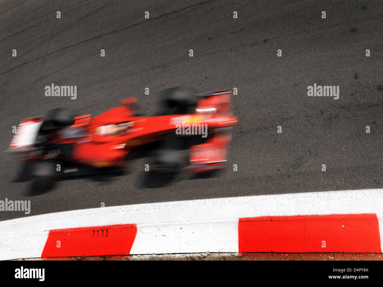 Italienischer Formel-1-Fahrer Giancarlo Fisichella von Scuderia Ferrari kommt durch Kurvenabschnitte während des zweiten Trainings im Parco di Monza-Rennstrecke in Monza, Italien, 11. September 2009. Sutil fuhr die Bestzeit im zweiten Training, wird die Formel 1 Grand Prix von Italien am 13. September 2009 stattfinden. Foto: Peter Steffen Stockfoto