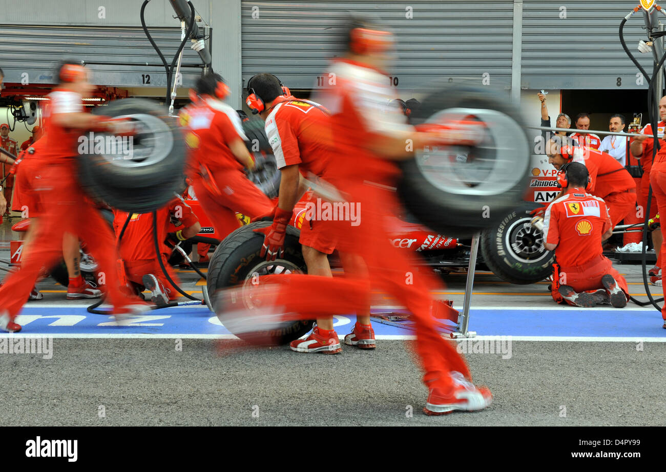 Mechanik der Scuderia Ferrari üben einen Boxenstopp im Parco di Monza-Rennstrecke in Monza, Italien, 11. September 2009. Sutil fuhr die Bestzeit im zweiten Training, wird die Formel 1 Grand Prix von Italien am 13. September 2009 stattfinden. Foto: Peter Steffen Stockfoto