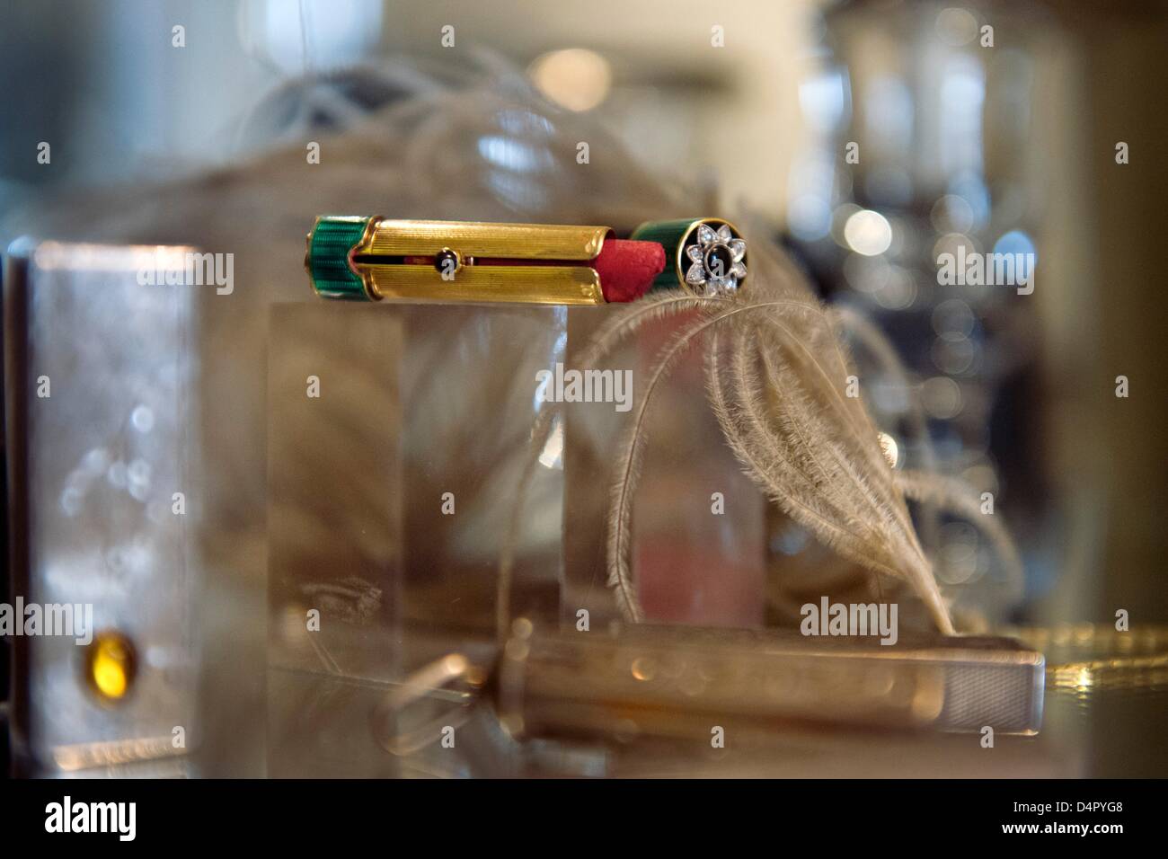 Ein luxuriöser Lippenstift-Fall im Art-Deco-Design aus Gold, Diamanten,  Strass und schwarzen Saphires von 1925 ist die Lippenstift-Museum in  Berlin, Deutschland, 13. März 2013 vorgestellt. In diesem Jahr feiert der  Lippenstift seinen 130.