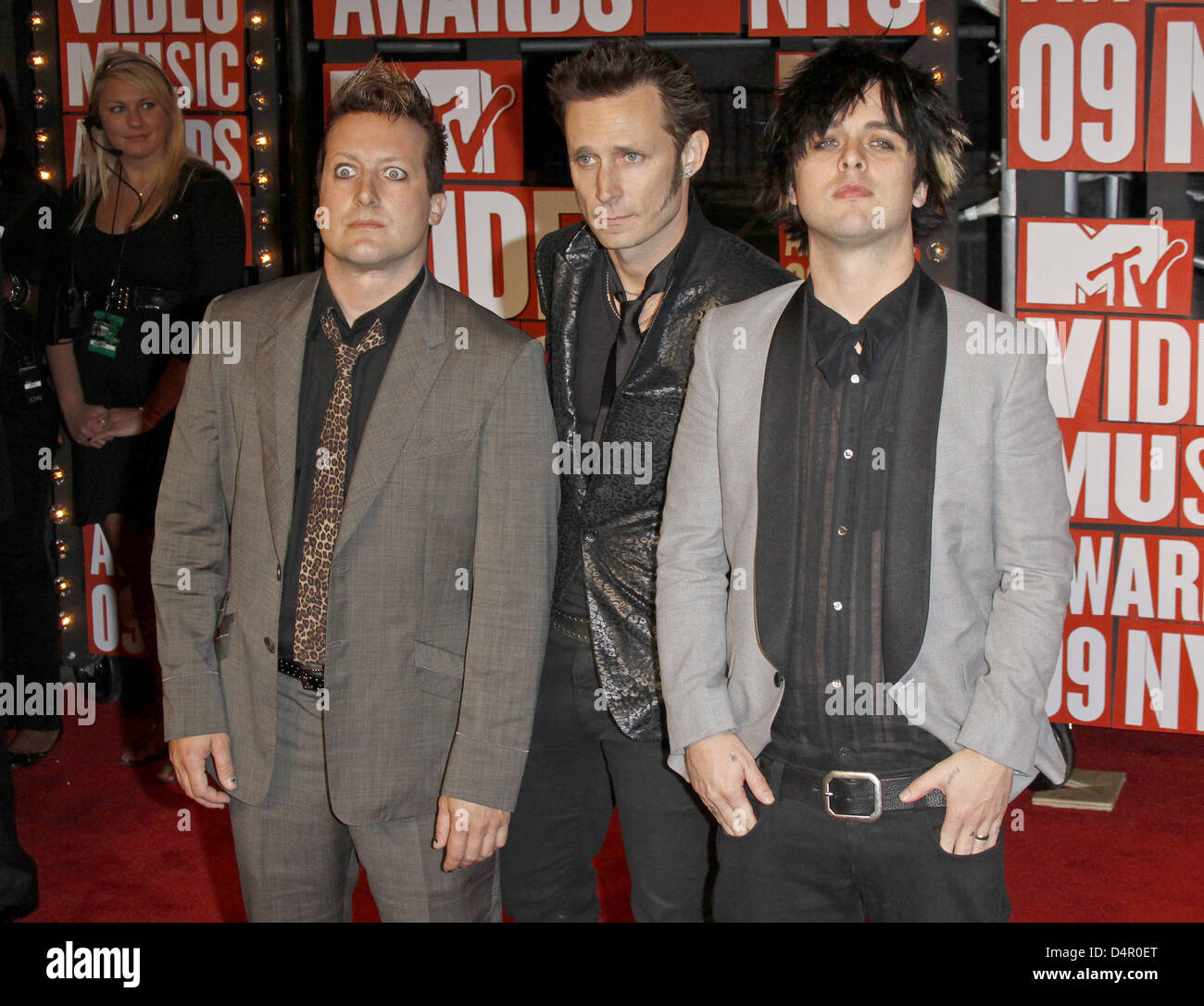 Billie Joe Armstrong (R), Mike Dirnt (C) und Tre Cool US Punkrock Band? Green Day? kommen Sie für die MTV Video Music Awards in der Radio City Music Hall in New York, USA, 13. September 2009. Foto: Hubert Boesl Stockfoto