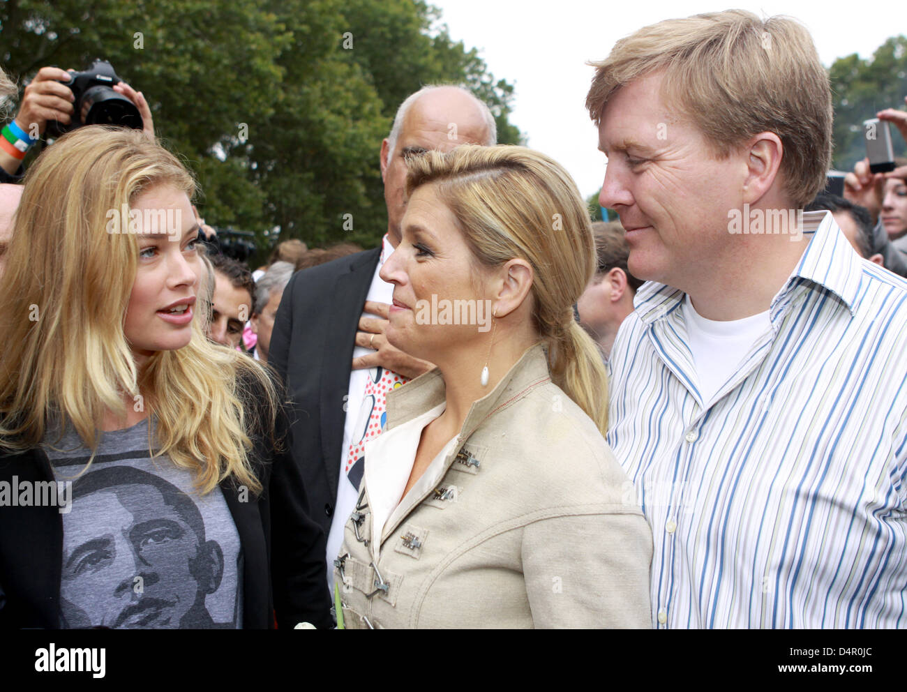 Kronprinz Willem-Alexander der Netherlands (R) und seine Frau Prinzessin Maxima der Niederlande (C) treffen niederländischen Topmodel Doutzen Kroes (L) auf Governors Island, wo sie trafen sich US-Bürger des niederländischen anständig und ging zu einer Parade in New York, USA, 12. September 2009. Der offizielle Besuch des Paares dauert vom 08. bis 13. September 2009 und feiert das 400 Jahre alte Verbindung b Stockfoto