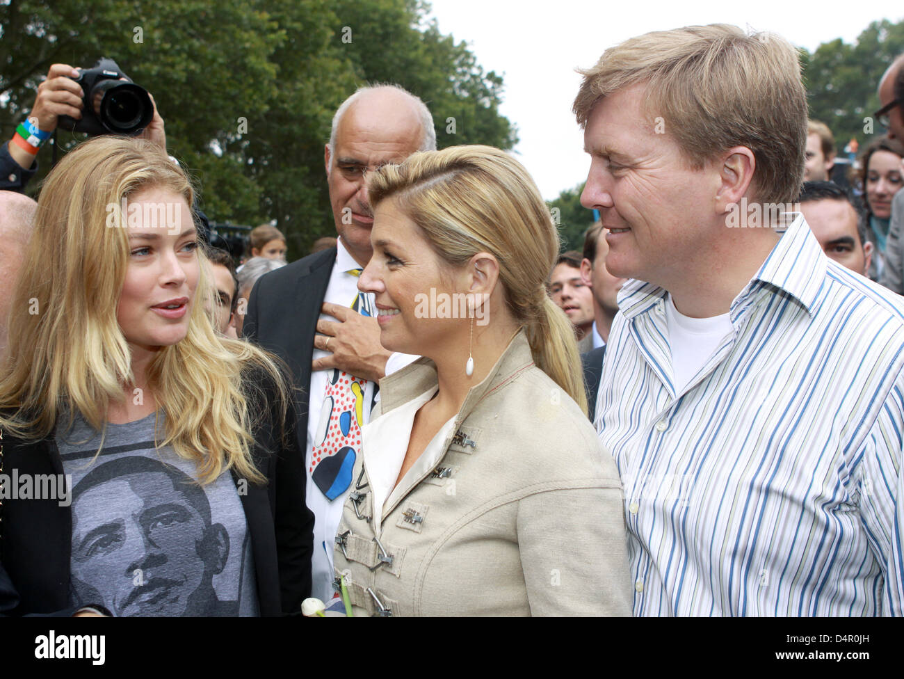 Kronprinz Willem-Alexander der Netherlands (R) und seine Frau Prinzessin Maxima der Niederlande (C) treffen niederländischen Topmodel Doutzen Kroes (L) auf Governors Island, wo sie trafen sich US-Bürger des niederländischen anständig und ging zu einer Parade in New York, USA, 12. September 2009. Der offizielle Besuch des Paares dauert vom 08. bis 13. September 2009 und feiert das 400 Jahre alte Verbindung b Stockfoto