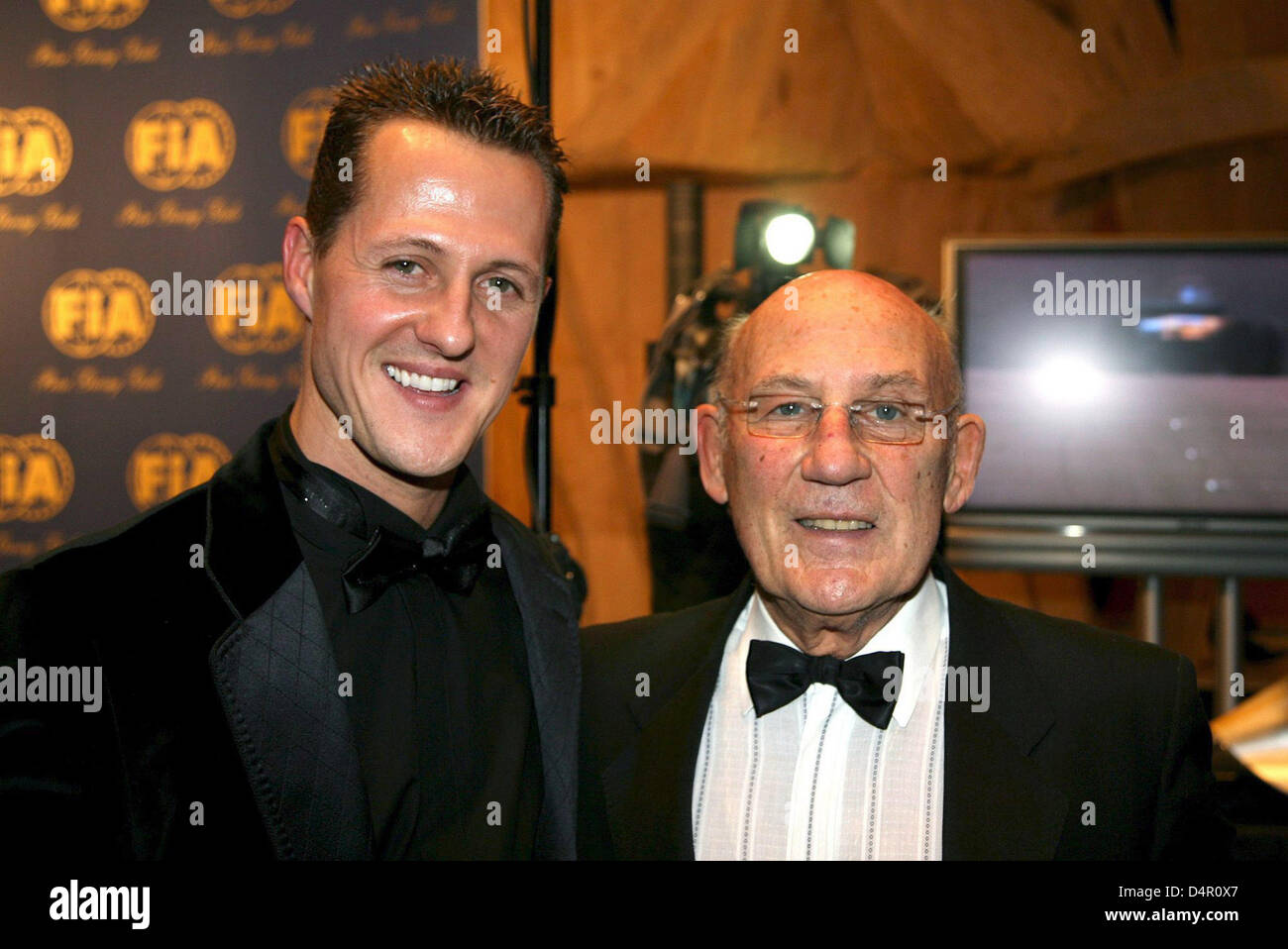 (Dpa-Datei) Ein Handout vom 8. Dezember 2006 von Automobil-Weltverband FIA veröffentlicht sieht britischen Motorsport-Legende Sir Stirling Moss (R) posiert mit siebenfache Formel1 Weltmeister, deutsche Michael Schumacher (L) bei einer FIA-Gala in Monte Carlo, Monaco. Sir Stirling Moss feiert seinen 80. Geburtstag am 16. September 2009. Foto: Harry Melchert HANDOUT / redaktionelle Nutzung Stockfoto