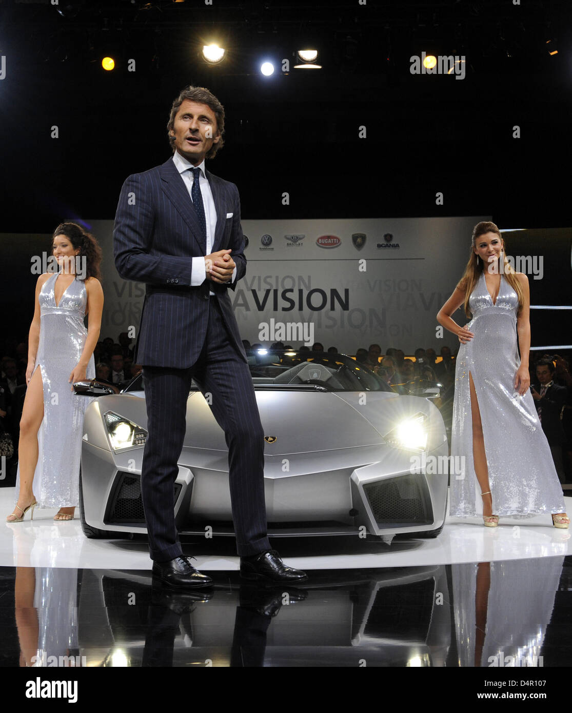 Lamborghini CEO Stephan Winkelmann präsentiert der Lamborghini Reventon Roadster auf der VW-Konzern-Nacht vor der kommenden Frankfurter Automobilausstellung (IAA) in Frankfurt Main, Deutschland, 14. September 2009. Die 63. IAA läuft vom 17. bis 27. September 2009. Foto: Marijan Murat Stockfoto
