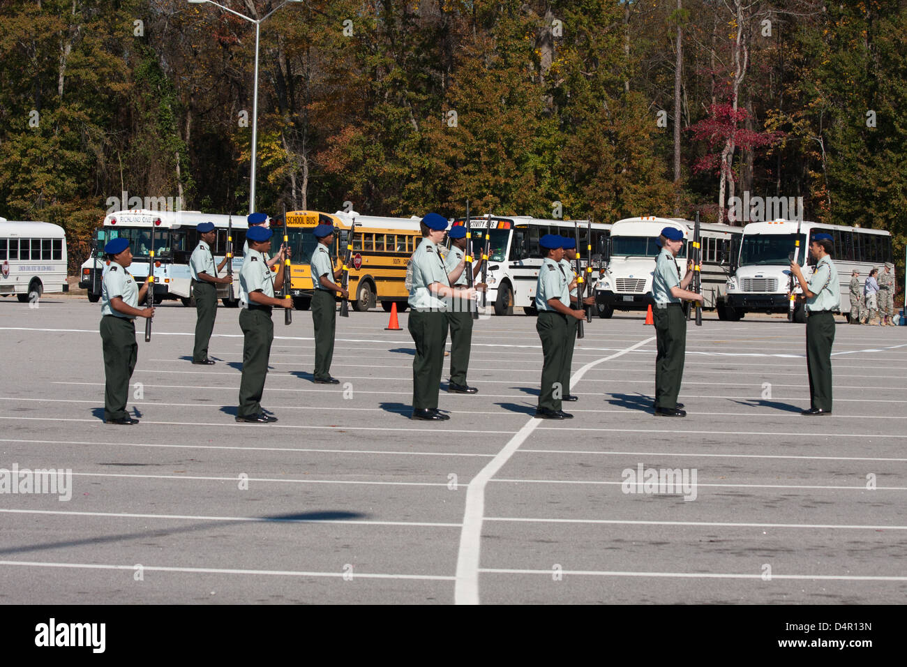 JROTC Platoon Bohrmaschine mit Waffe Wettbewerb Stockfoto