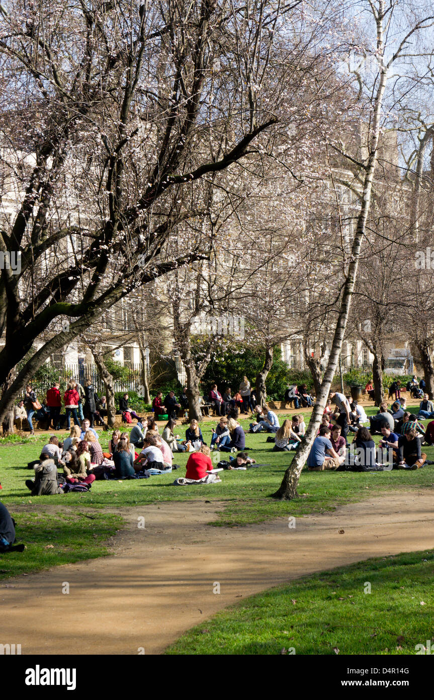 Londoner entspannend in der Frühlingssonne in Gordon Square, Bloomsbury, London Stockfoto