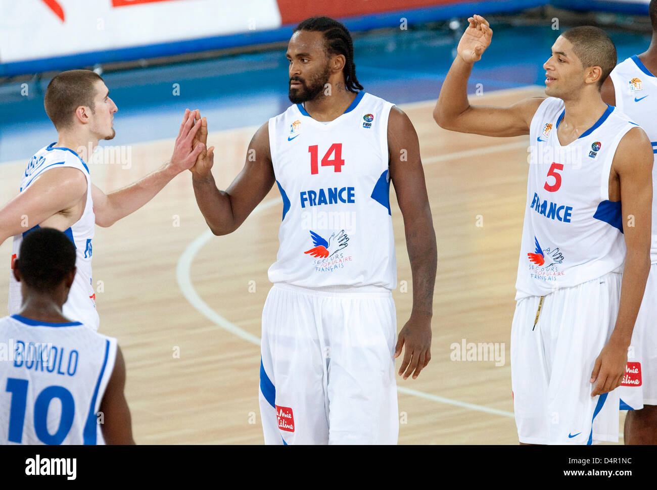 Französisch Nando De Colo (L-R), Ronny Turiaf und Nicolas Batum feiern nach der Basketball Euro Spiel Frankreich gegen Griechenland am Sport Arena Luczniczka in Bydgoszcz, Polen, 15. September 2009. Frankreich besiegte Griechenland 71-69. Foto: Friso Gentsch Stockfoto