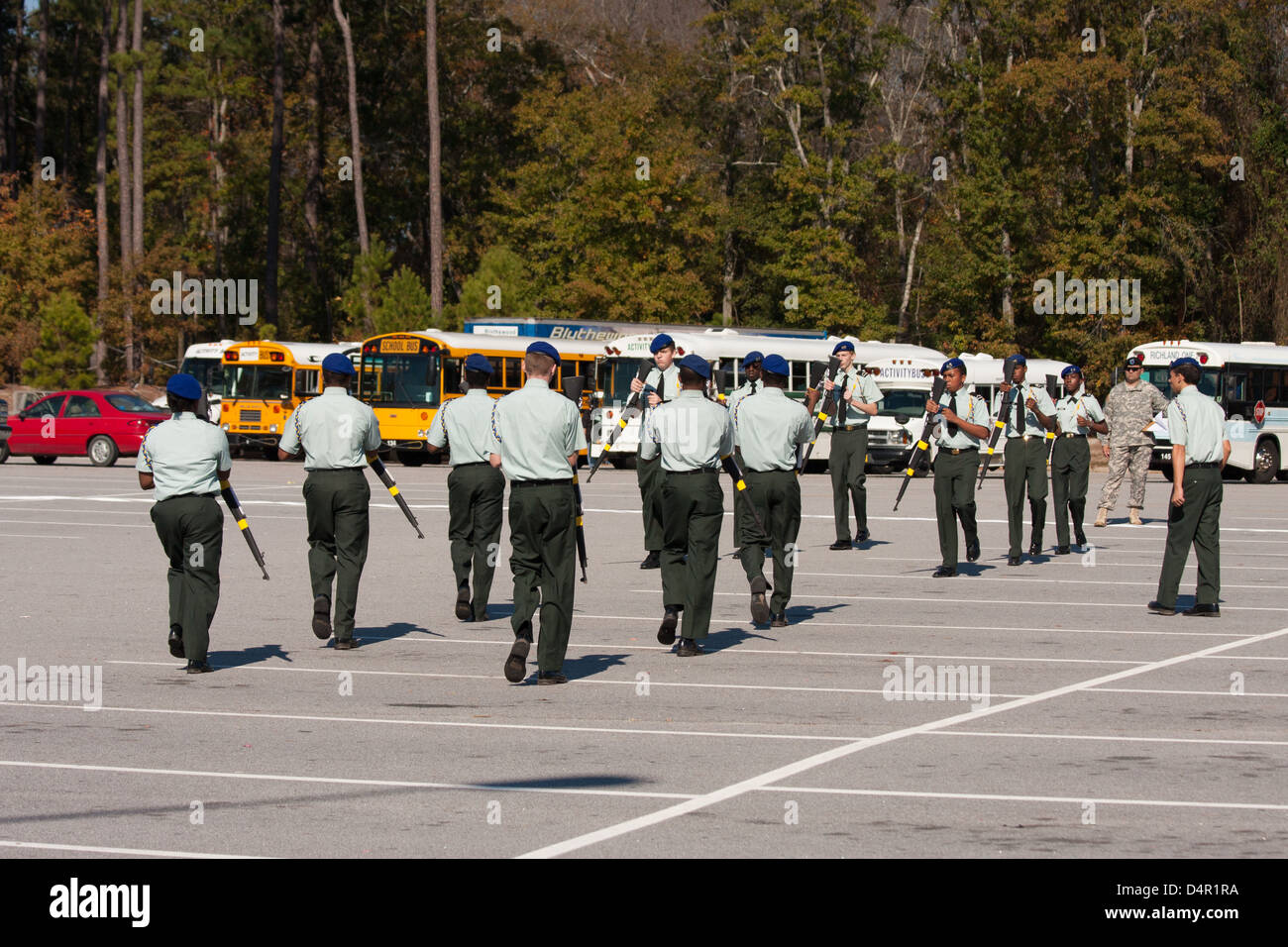 JROTC Platoon Bohrmaschine mit Waffe Wettbewerb Stockfoto