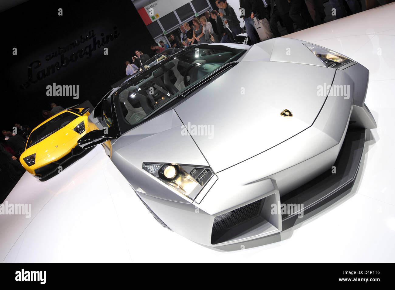 Lamborghini präsentiert seine Reventon Roadster am Pressetag der der Frankfurter Automobilausstellung (IAA) in Frankfurt Main, Deutschland, 15. September 2009. Die 63. IAA öffnet für Stammkunden vom 17. bis 27. September 2009. Foto: UWE ZUCCHI Stockfoto