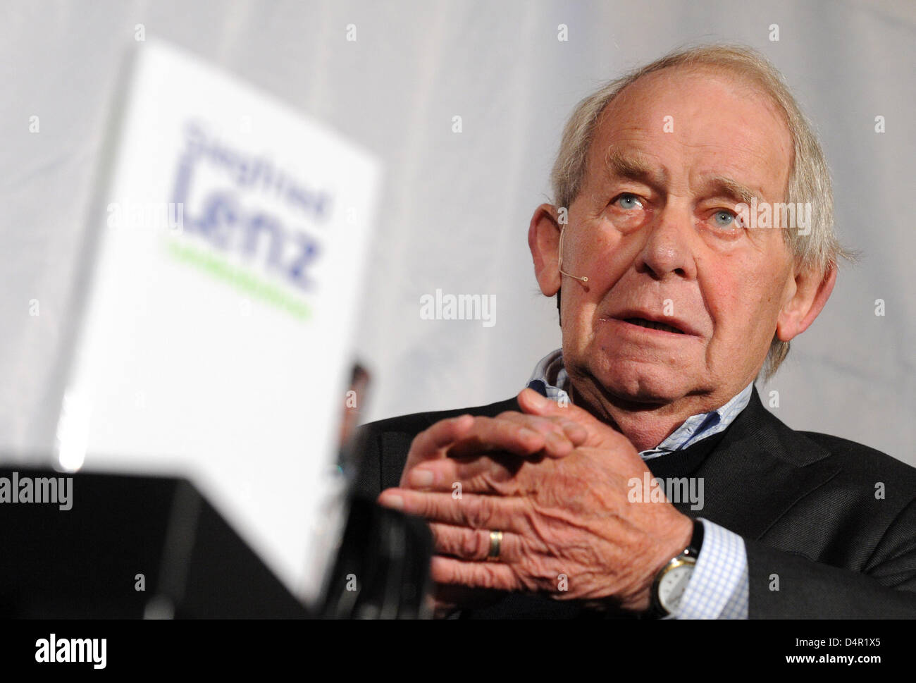 Deutscher Autor Siegfried Lenz stellt mit seinem neuen Roman? Landesbuehne? beim Harbour Front Literaturfestival in Hamburg, Deutschland, 16. September 2009. Sein neue Roman werden in den Buchhandlungen von 23 September. Foto: Marcus Brandt Stockfoto
