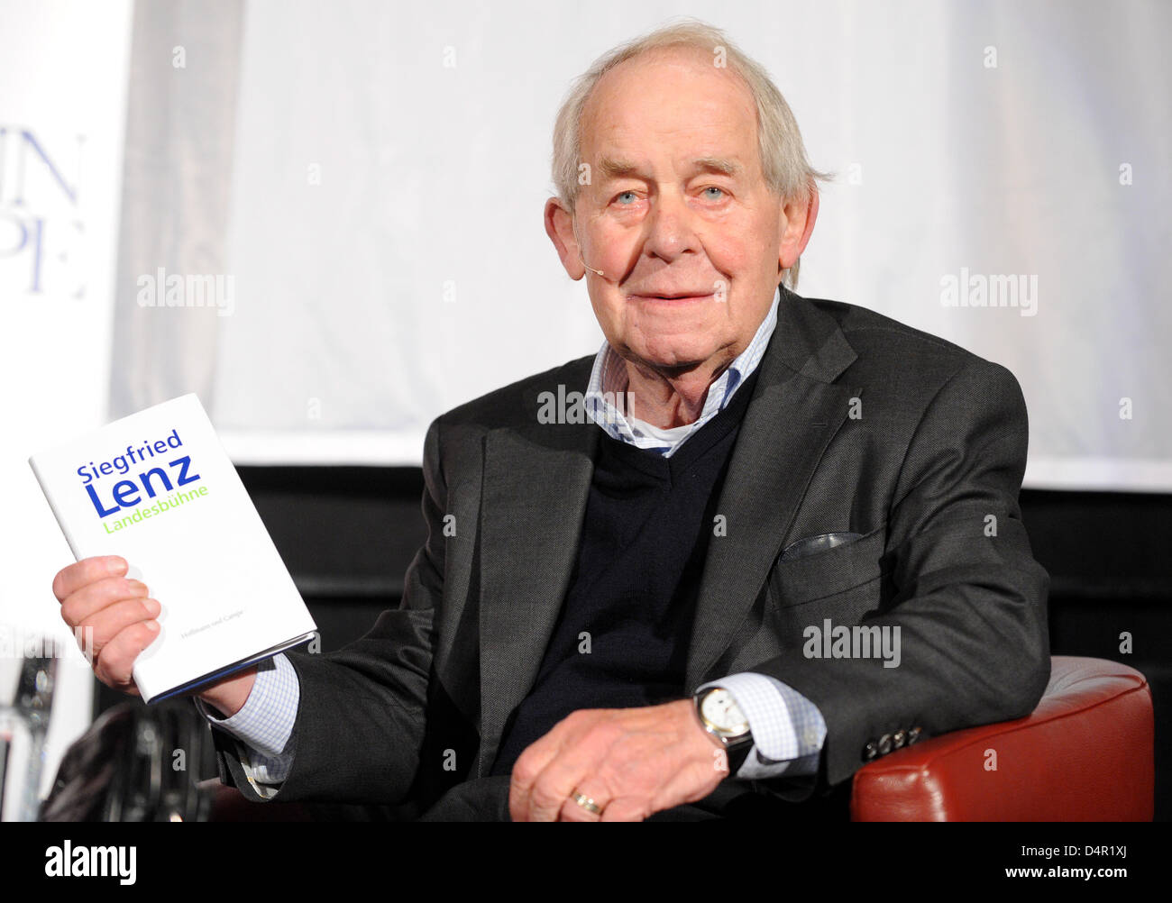 Deutscher Autor Siegfried Lenz stellt mit seinem neuen Roman? Landesbuehne? beim Harbour Front Literaturfestival in Hamburg, Deutschland, 16. September 2009. Sein neue Roman werden in den Buchhandlungen von 23 September. Foto: Marcus Brandt Stockfoto