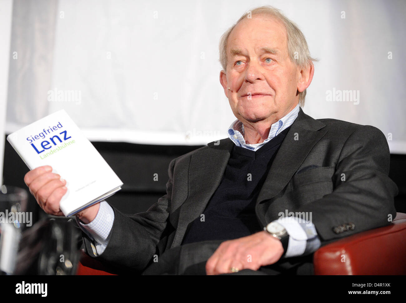Deutscher Autor Siegfried Lenz stellt mit seinem neuen Roman? Landesbuehne? beim Harbour Front Literaturfestival in Hamburg, Deutschland, 16. September 2009. Sein neue Roman werden in den Buchhandlungen von 23 September. Foto: Marcus Brandt Stockfoto