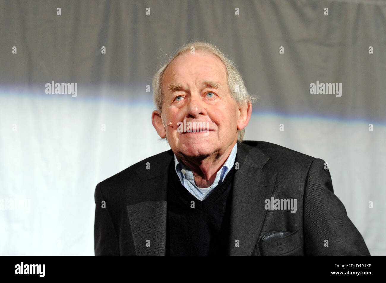 Deutscher Autor Siegfried Lenz stellt mit seinem neuen Roman? Landesbuehne? beim Harbour Front Literaturfestival in Hamburg, Deutschland, 16. September 2009. Sein neue Roman werden in den Buchhandlungen von 23 September. Foto: Marcus Brandt Stockfoto