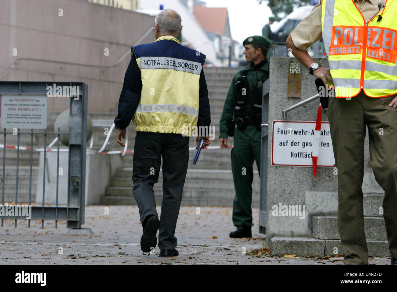 Ein Notfall Berater, der Schülerinnen und Schüler mit den Amoklauf zu bewältigen helfen am Vortag stattfand trägt das Gymnasium Carolinum in Ansbach, Deutschland, 18. September 2009. Ein 18-j hrige verletzt acht Mitschüler und Lehrer bei einem Amoklauf in seiner Schule in Ansbach am 17. September 2009. Eine junge Frau schwebt zwischen Leben und Tod nach geschlagen auf den Kopf mit einem Stockfoto