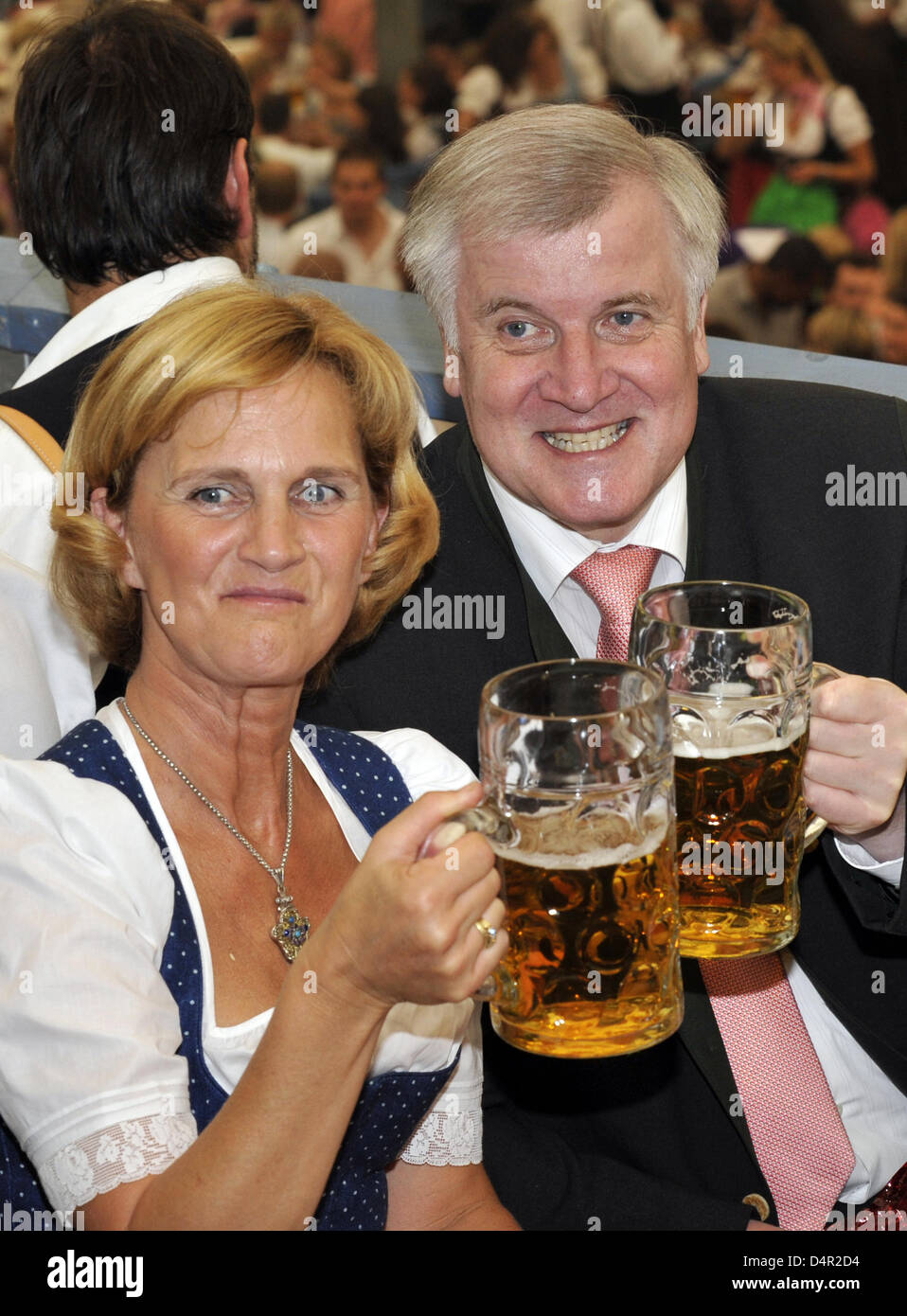 Bayerns Ministerpräsident Horst Seehofer und seine Frau Karin stellen nach dem Anstich des ersten Fasses Bier auf dem Oktoberfest in München, 19. September 2009. Das 176. Oktoberfest der Welt? s größte Volksfest, läuft noch bis 4. Oktober 2009. 6 Millionen Besucher werden erwartet. Foto: Volker Dornberger Stockfoto