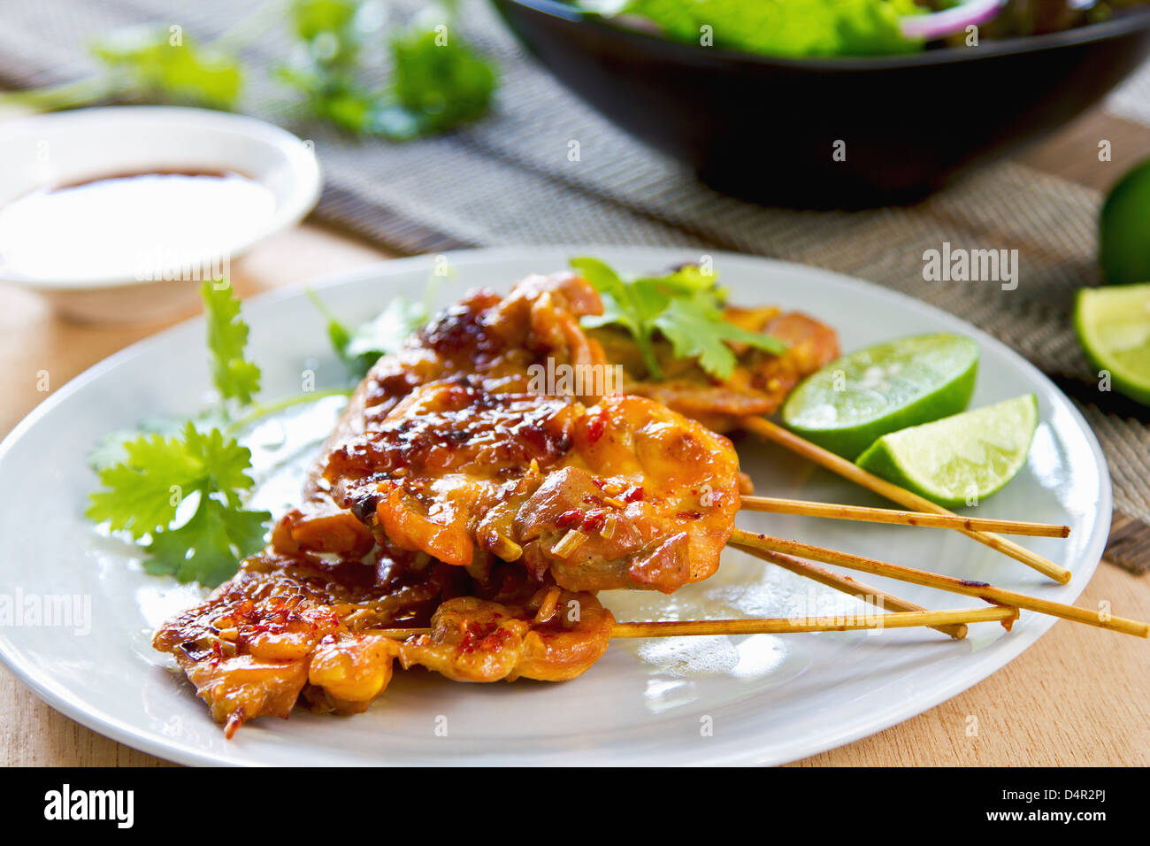 Gegrilltes Huhn mit Thai Chili-Sauce und Salat Stockfoto