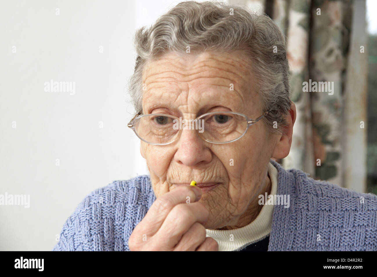 Ältere Frau, die Einnahme einer Tablets (Nitrofurantoin Macrodantin Antibiotika) Stockfoto