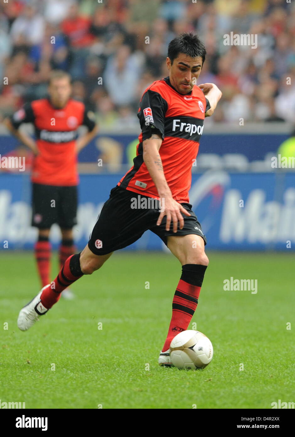 Frankfurt? s Chris spielt den Ball in der Commerzbank Arena in Frankfurt am Main, 20. September 2009. Foto: Arne Dedert Stockfoto