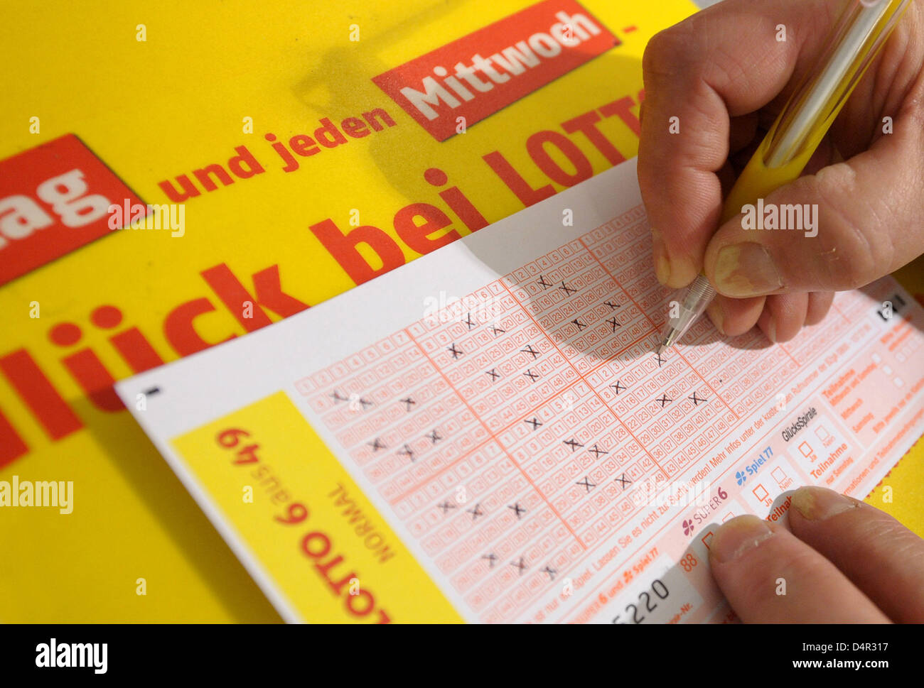 Bei einer Lotterie Anmeldeamt in Hannover, Deutschland, 21. September 2009 wird ein Lottoschein ausgefüllt. Das vierte größte Jackpot des deutschen Lotto-Geschichte noch nicht geknackt und steigt auf einen Betrag von rund 30 Millionen Euro. FOTO: PETER STEFFEN Stockfoto