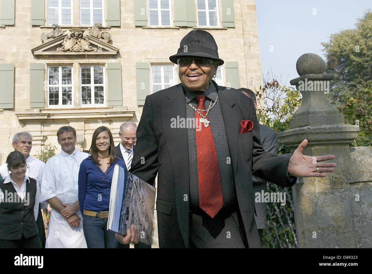 Joseph Jackson, Vater des späten Popstar Michael Jackson, posiert für die Fotografen bei seinem Besuch in Schloss Atzelsberg bei Marloffstein, Deutschland, 21. September 2009. Foto: DANIEL KARMANN Stockfoto