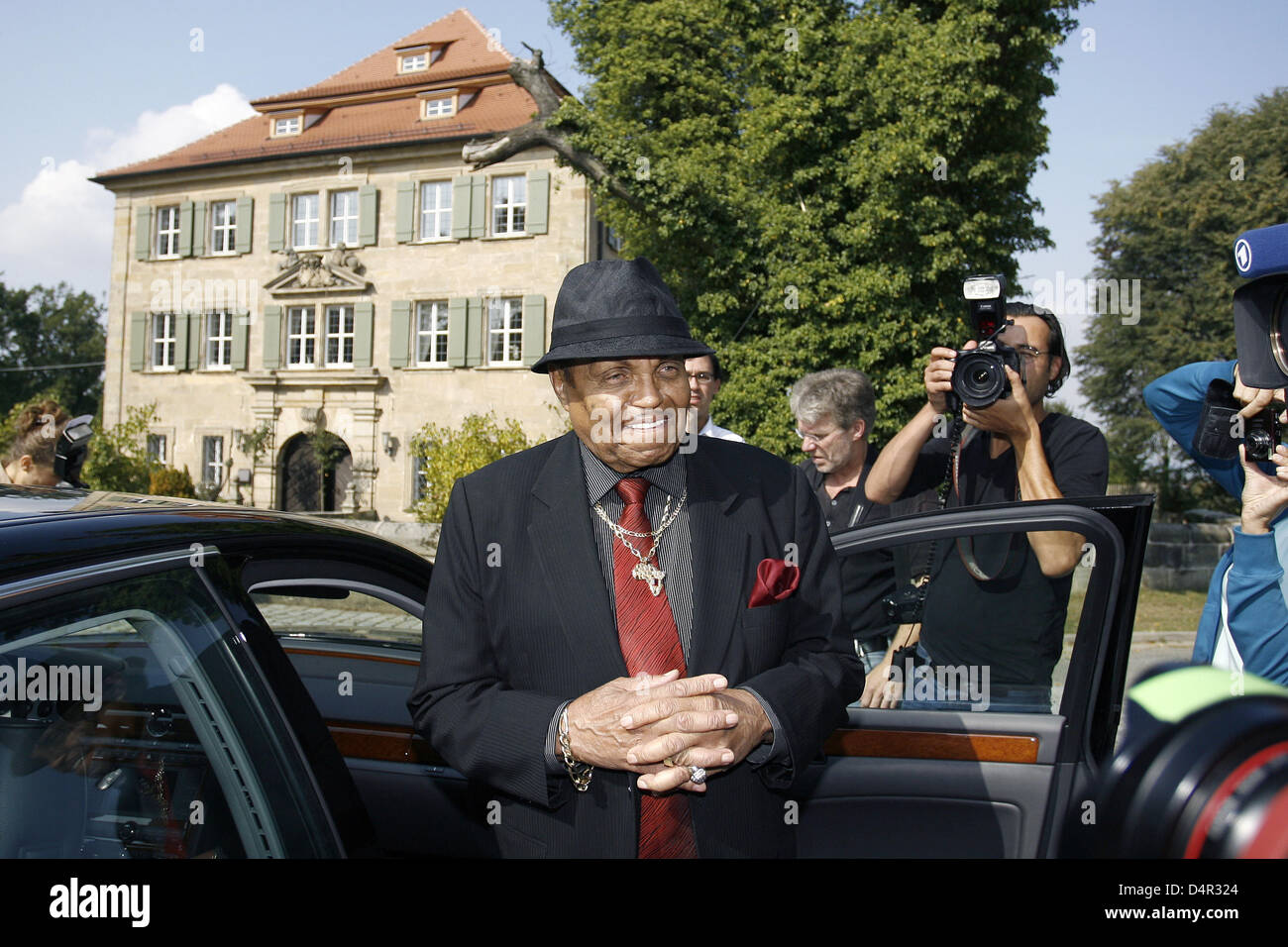 Joseph Jackson, Vater des späten Popstar Michael Jackson, umgeben von Fotografen und Kameraleuten bei seinem Besuch in Schloss Atzelsberg bei Marloffstein, Deutschland, 21. September 2009. Foto: DANIEL KARMANN Stockfoto