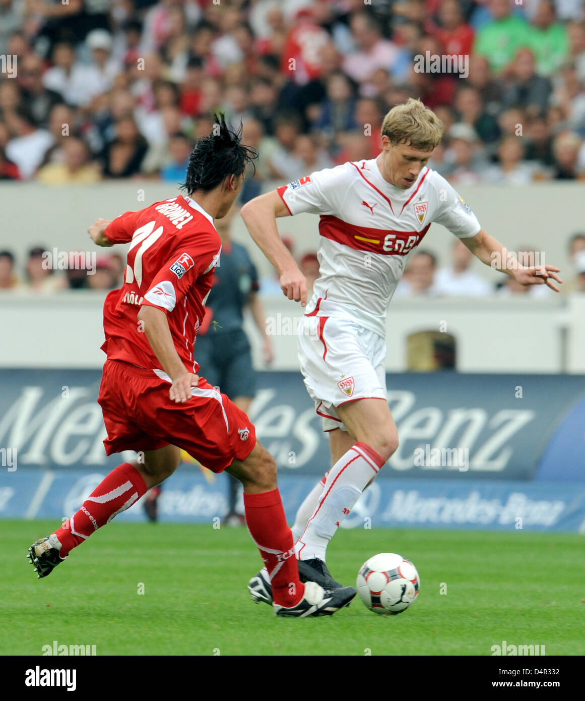 Köln? s Geromel befasst sich Stuttgart? s Pavel Pogrebnyak während des Spiels in der Mercedes-Benz Arena, Stuttgart, Deutschland, 19. September 2009. Köln gewann das Spiel 2: 0. Foto: Bernd Weißbrod Stockfoto