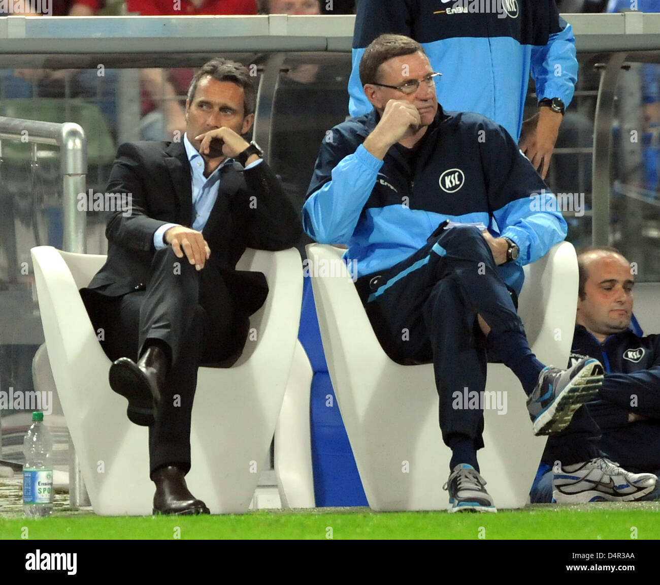 Karlsruher? s Cheftrainer Markus Schupp (L) und Co-Trainer Peter Gadinger abgebildet an der Seitenlinie während der Deutsch-DFB-Pokal, zweite Runde Spiel Karlsruher SC Vs Borussia Dortmund am Wildparkstadium in Karlsruhe, Deutschland, 22. September 2009. Dortmund besiegt Karlsruhe 3: 0. Foto: Uli Deck Stockfoto