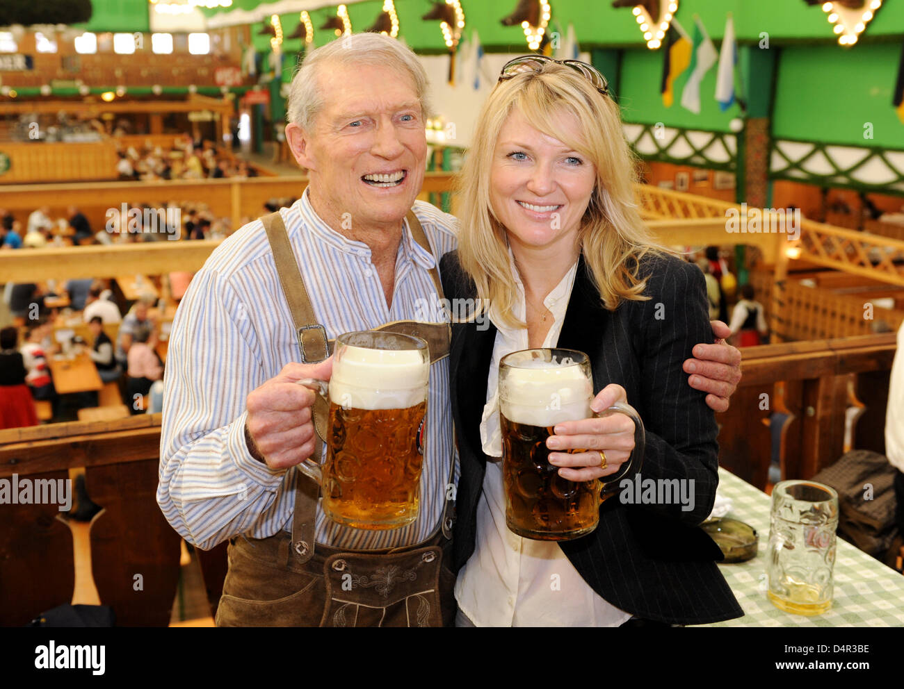 US-Schauspieler Brad Harris und seine Tochter Sabrina Calley posieren mit  Bier auf das 176. Oktoberfest in München, 22. September 2009. Harris  besuchte München zum ersten Mal im Jahre 1958 als Soldat und