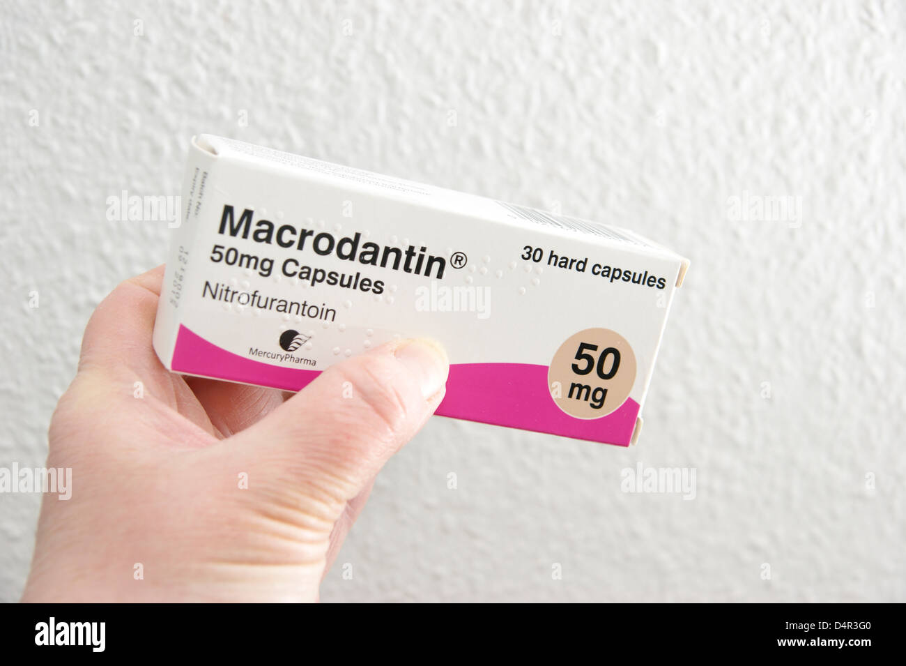 Frau Holidng eine Packung von Macrodantin Nitrofurantoin Antibiotikum "Kapseln" (Antibiotika) Stockfoto