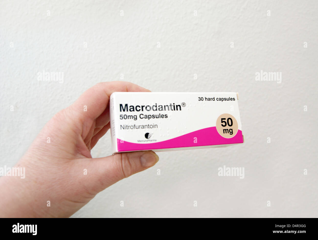 Frau Holidng eine Packung von Macrodantin Nitrofurantoin Antibiotikum "Kapseln" (Antibiotika) Stockfoto