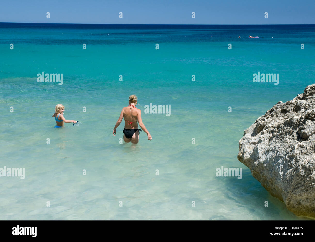 Touristen genießen den klaren und transparenten Wasser des Meeres am Strand von Cala Fuili, Dorgali, Cala Gonone, Orosei Golf, Sardina, Italien Stockfoto