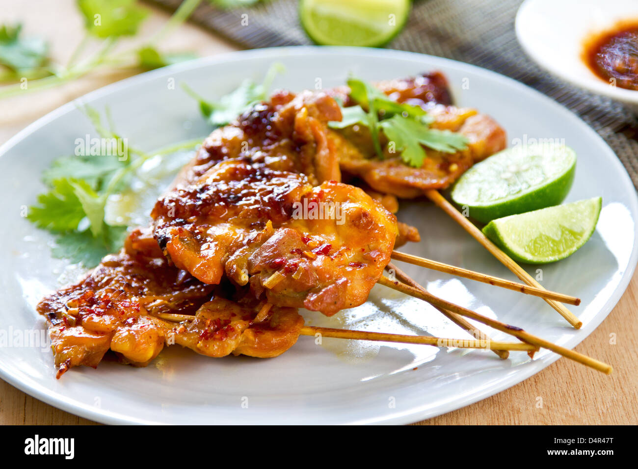 Gegrilltes Huhn mit Thai Chili-Sauce und Salat Stockfoto