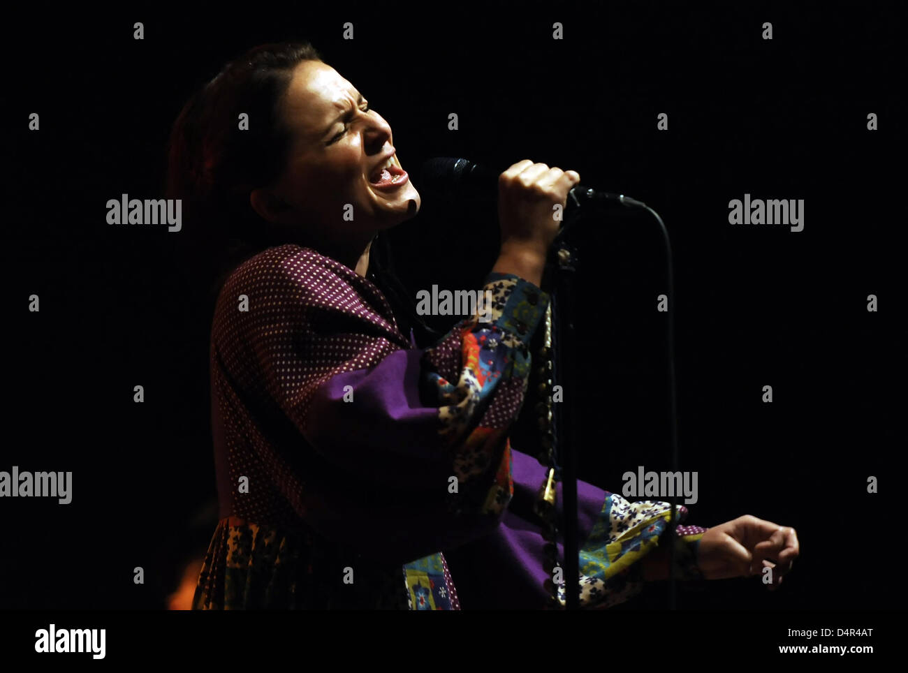 Isländische Sängerin Emiliana Torrini führt in Berlin, Deutschland, 26. September 2009. Foto: Britta Pedersen Stockfoto