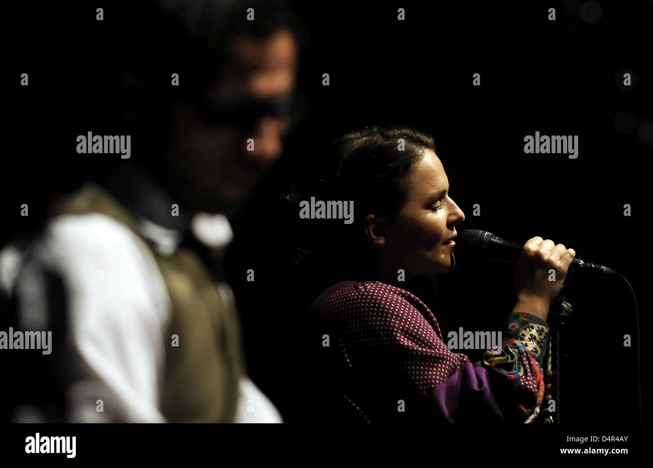 Isländische Sängerin Emiliana Torrini führt in Berlin, Deutschland, 26. September 2009. Foto: Britta Pedersen Stockfoto