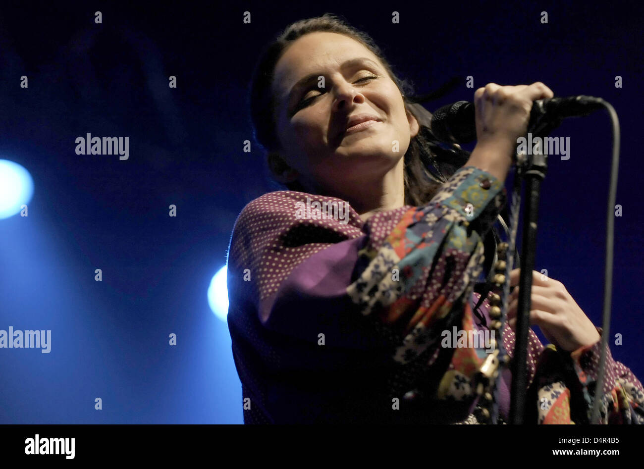 Isländische Sängerin Emiliana Torrini führt in Berlin, Deutschland, 26. September 2009. Foto: Britta Pedersen Stockfoto