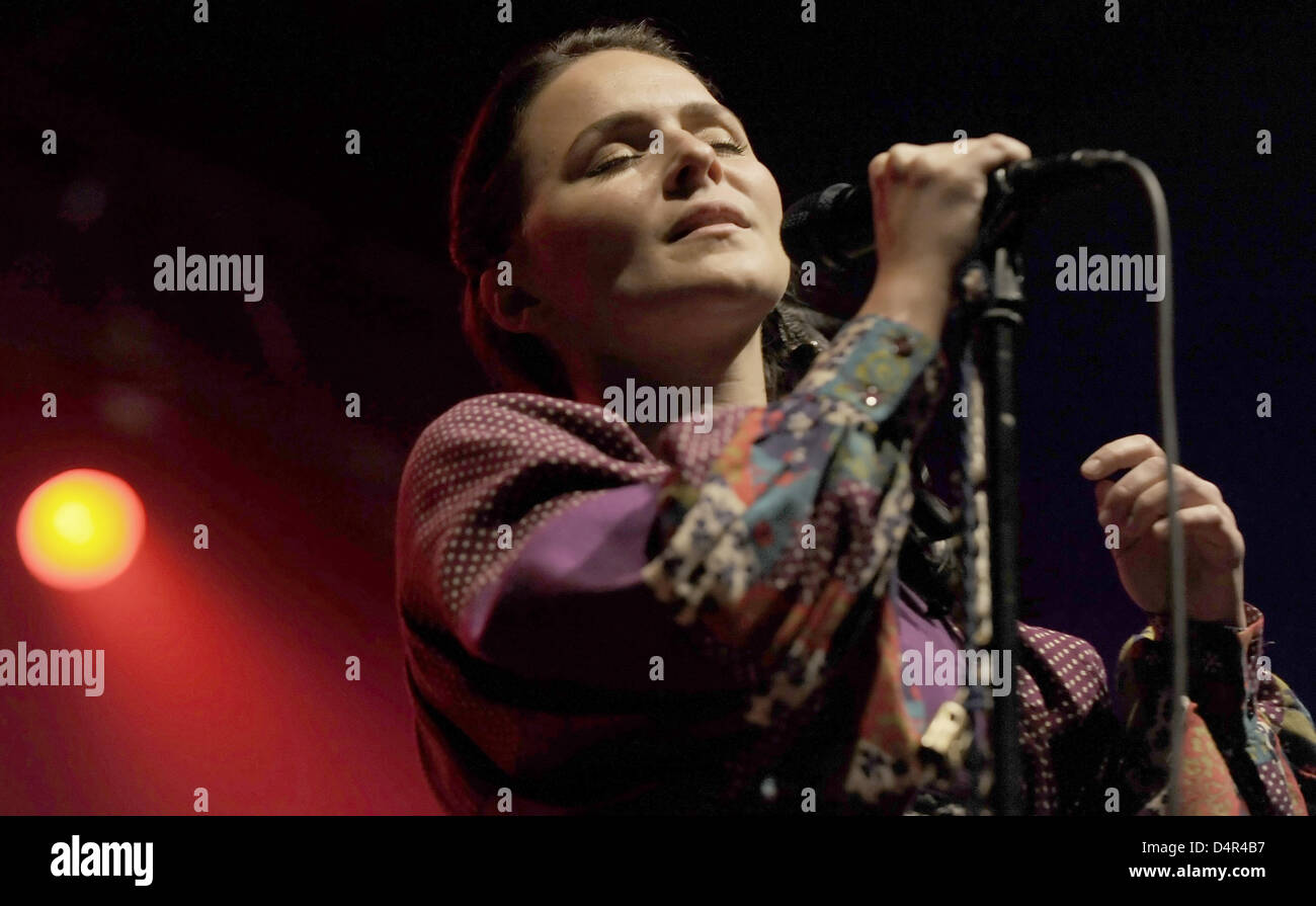 Isländische Sängerin Emiliana Torrini führt in Berlin, Deutschland, 26. September 2009. Foto: Britta Pedersen Stockfoto