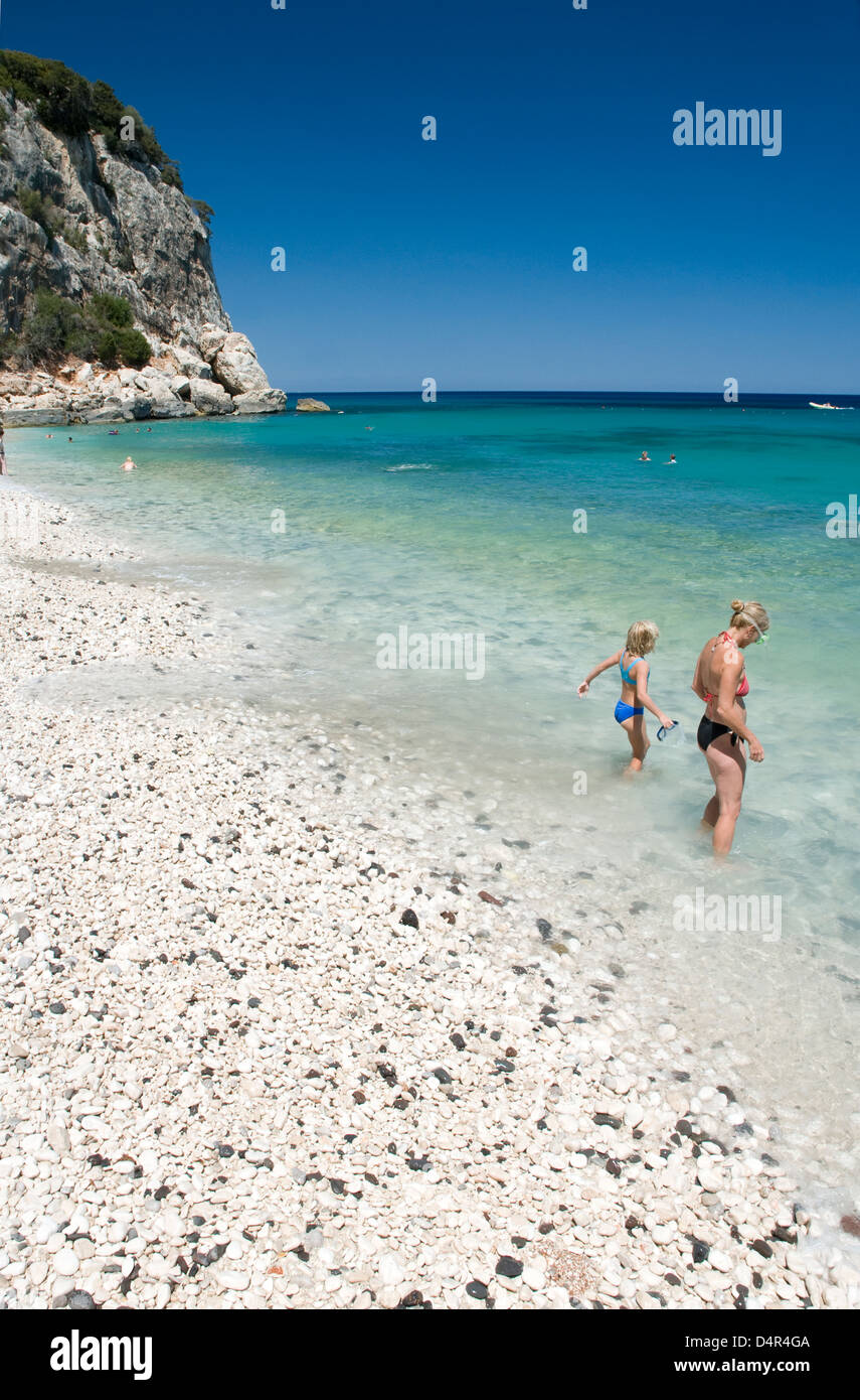 Touristen genießen den klaren und transparenten Wasser des Meeres am Strand von Cala Fuili, Dorgali, Cala Gonone, Orosei Golf, Sardina, Italien Stockfoto