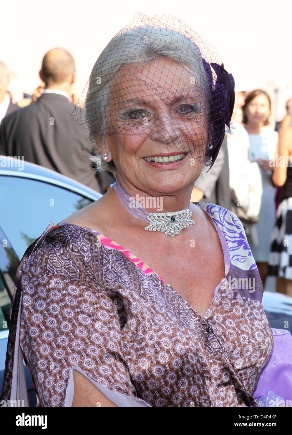 Spanische Prinzessin Micaela Cousino Quinones de Leon (71) nach ihrer kirchlichen Trauung in Arcangues in der Nähe von Biarritz im Baskenland, Frankreich, 26. September 2009. Ihre Hochzeit mit Prinz Henri d? Orleans wurde aktiviert, nachdem Papst Benedict XVI Henri abgebrochen? s erster Ehe mit Maria Theresia von Württemberg. Die katholische Kirche akzeptiert keine Scheidungen. Foto: Albert van der Werf (niederl Stockfoto