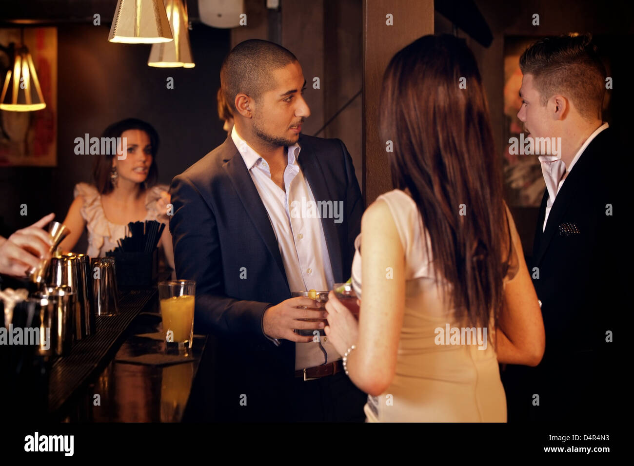 Junger Geschäftsmann rumhängen und Gespräche mit Freunden an der bar Stockfoto