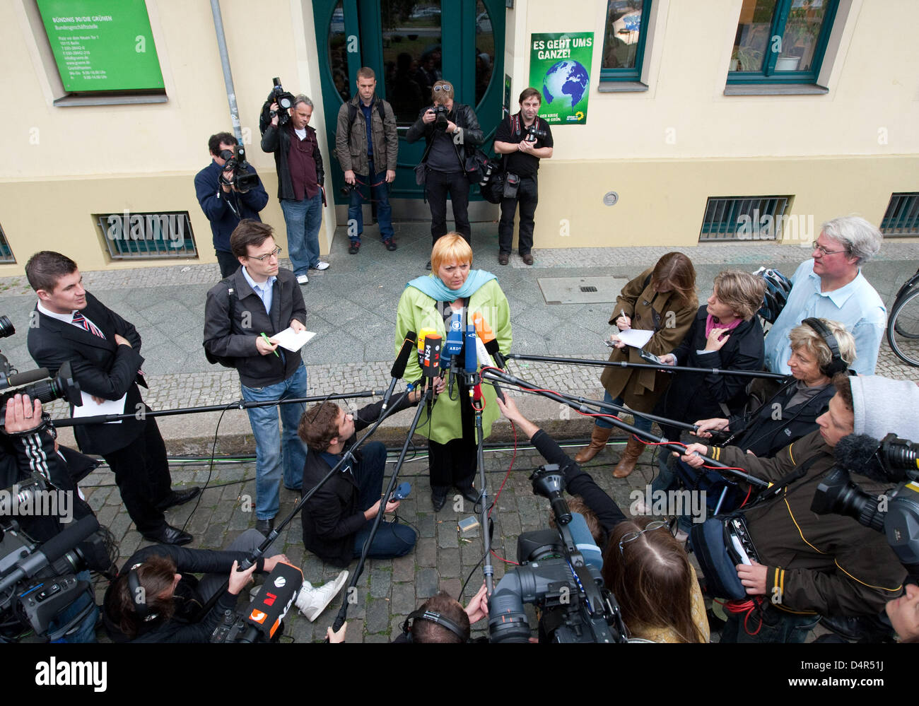 Claudia Roth, Vorsitzende der grünen, stellt sich der Journalist? s Fragen vor der Parteizentrale in Berlin, Deutschland, 28. September 2009. Mit einer Gesamtfläche von 10,7 Prozent erreicht die grünen ihre besten Wahlergebnisse bei den Wahlen für den Deutschen Bundestag. FOTO: FRISO GENTSCH Stockfoto Claudia Roth, Vorsitzende der grünen, stellt sich der Journalist? s Fragen vor der Parteizentrale in Berlin, Deutschland, 28. September 2009. Mit einer Gesamtfläche von 10,7 Prozent erreicht die grünen ihre besten Wahlergebnisse bei den Wahlen für den Deutschen Bundestag. FOTO: FRISO GENTSCH Stockfoto