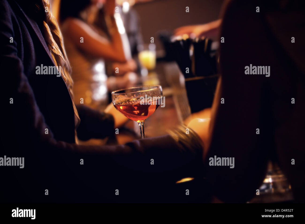Barkeeper mit einem Boston-Shaker und gießt Wein in das Weinglas Stockfoto