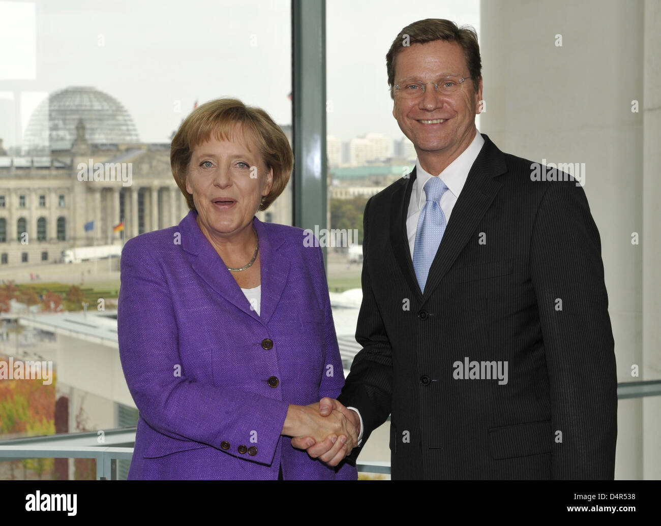 Angela Merkel, Bundeskanzlerin und Führer der konservativen CDU Partei (CDU) und Guido Westerwelle, Führer der pro-Geschäft Freien Demokraten (FDP) treffen im Kanzleramt in Berlin, Deutschland, 28. September 2009. Merkels konservativen schwor am Montag eine Koalition Sache, einschließlich Steuersenkungen, mit wirtschaftsfreundliche Freien Demokraten (FDP) innerhalb von einem Monat Afte versiegeln Stockfoto