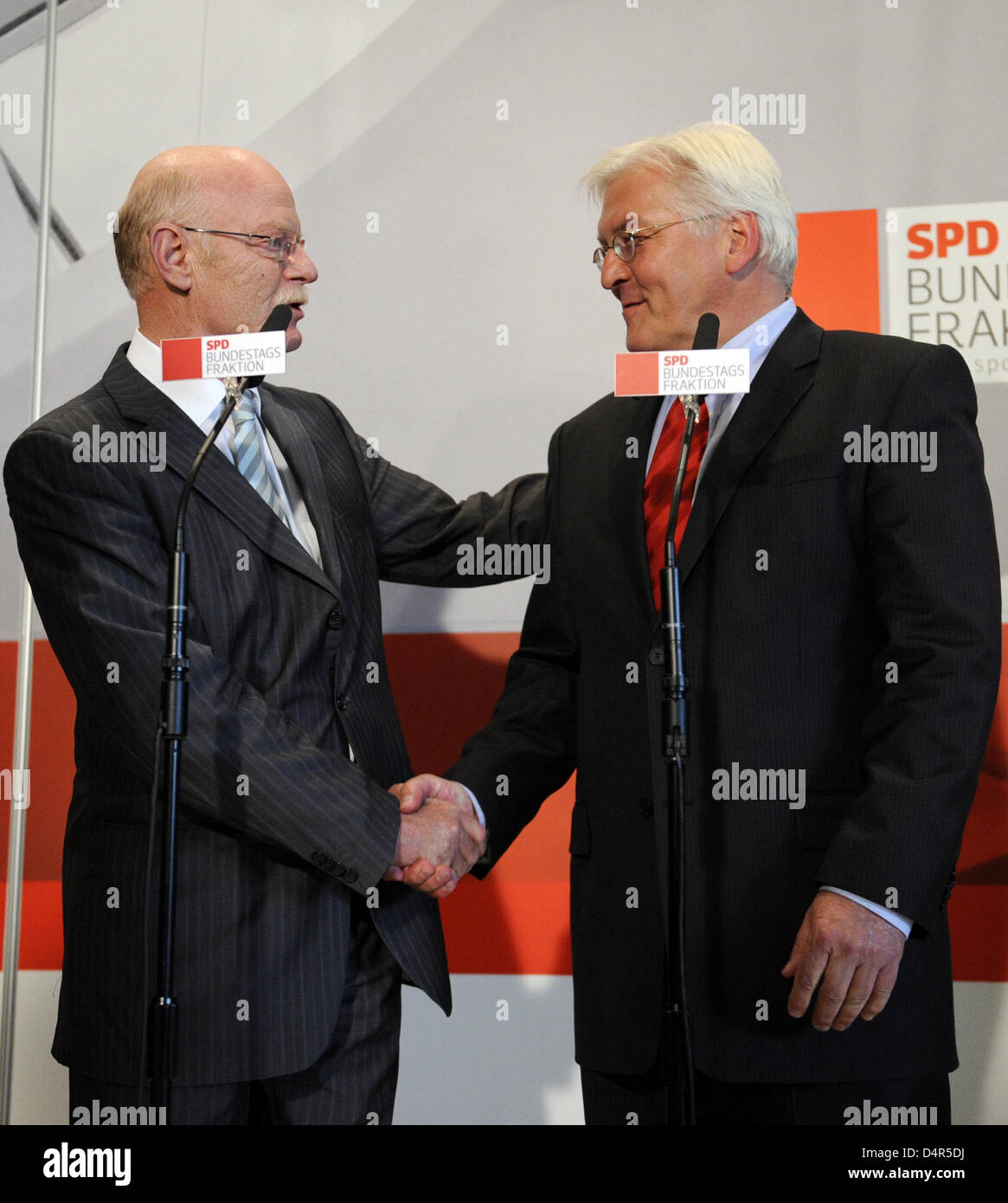 Peter Struck (L), ausgehende Kopf der Bundestagsfraktion der Sozialdemokraten (SPD) und sein Nachfolger Frank-Walter Steinmeier Handschlag vor einer Presseerklärung in Berlin, Deutschland, 29. September 2009. Foto: RAINER JENSEN Stockfoto