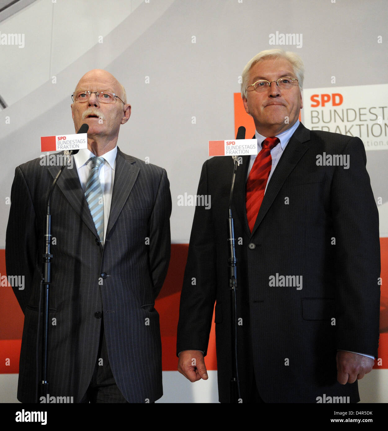 Peter Struck (L), Leiter der Bundestagsfraktion der Sozialdemokraten (SPD) und sein Nachfolger Frank-Walter Steinmeier vor einer Presseerklärung in Berlin, Deutschland, 29. September 2009 ausgehende. Foto: RAINER JENSEN Stockfoto