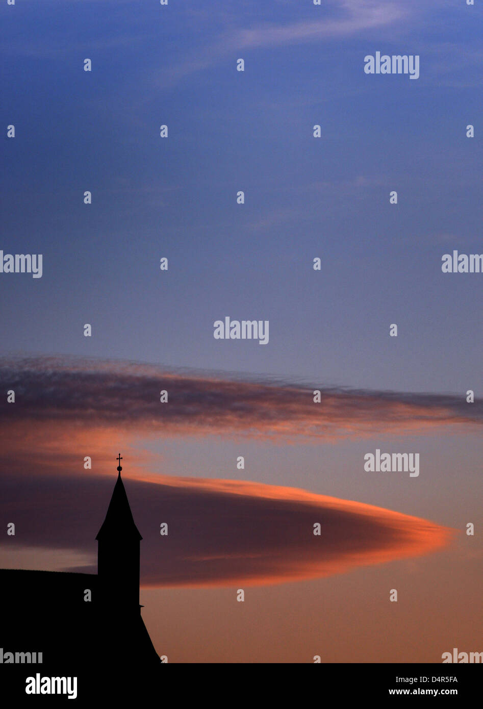 Eine Kirche im Bild vor dem roten Himmel bei Sonnenuntergang in der Nähe von Aitrang, Deutschland, 29. September 2009. Foto: Karl-Josef Hildenbrand Stockfoto