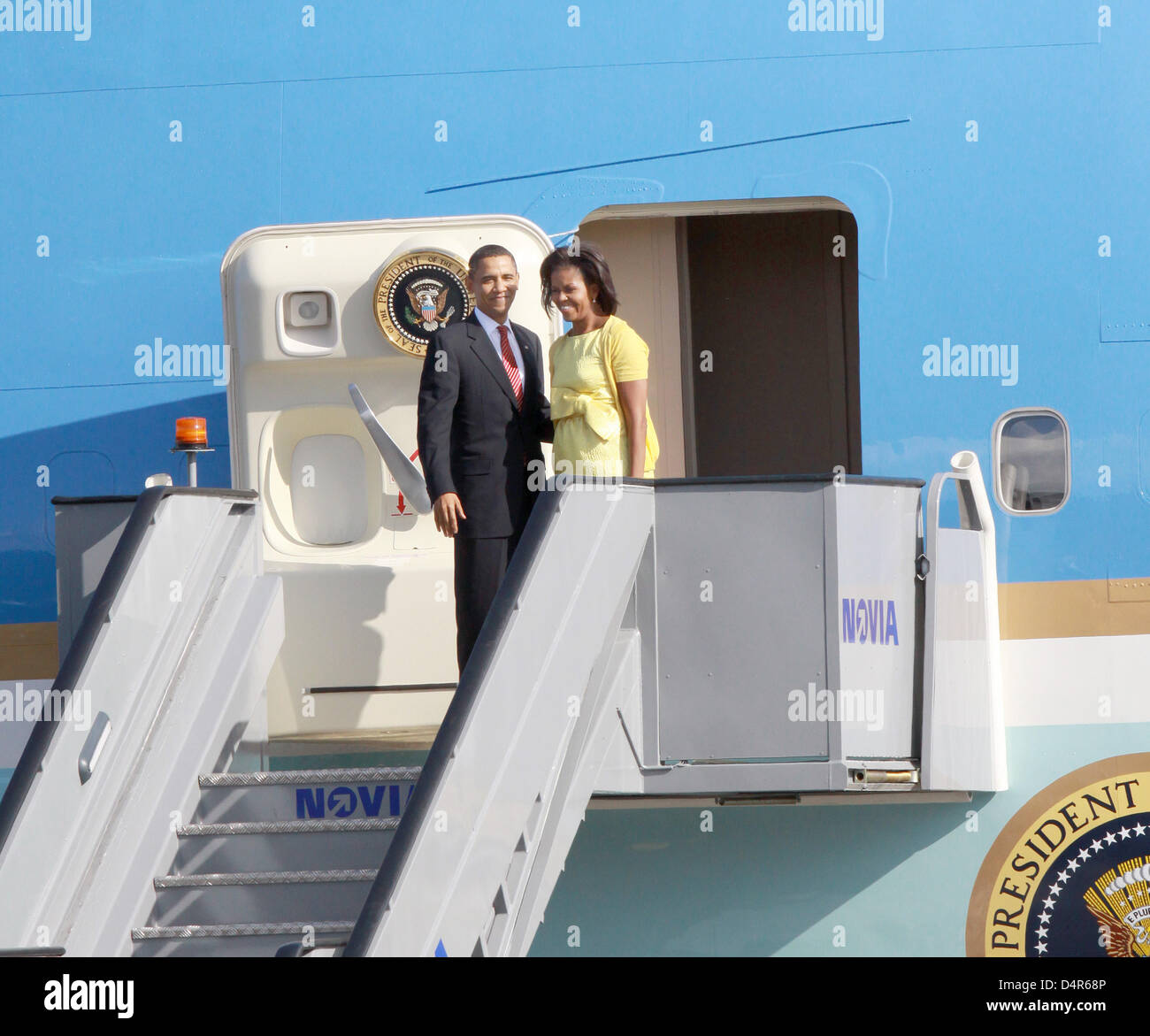 US-Präsident Barack Obama (L) und First Lady Michelle Obama (R) an Bord vor der Abreise aus Kopenhagen, Dänemark, 2. Oktober 2009 Air Force One. Die First Lady und Präsident Obama in Kopenhagen zu reden auf Chicago zu liefern waren? s Bewerbung um die Olympischen Spiele 2016. Das Internationale Olympische Komitee (IOC) wird am 2. Oktober 2009 mit Chic über den Austragungsort der Spiele 2016 abstimmen. Stockfoto